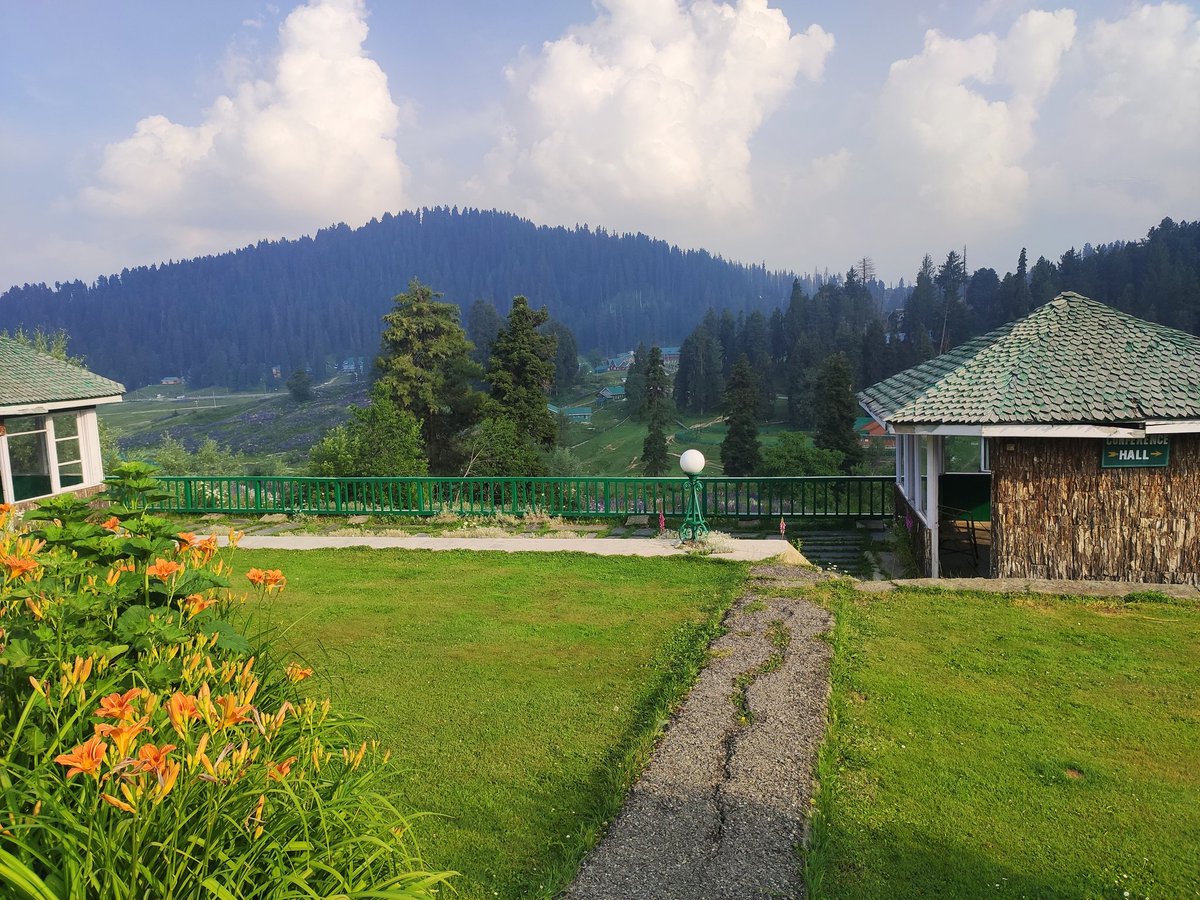 Recently I visited Kashmir &amp; was absolutely stunned by the extraordinary beauty &amp; warm people. Speak to locals &amp; the desire &amp; need for faster economic development becomes clear.

Would love to support startups in/for Kashmir! 

Please write in if you are building in/for Kashmir🙏🏼