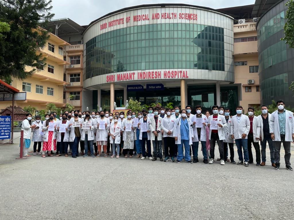 aspc07's tweet photo. We the interns of Uttarakhand private medical colleges are being made scape goats by getting only 4975 ₹ stipend which is unjust and derogative for a doctor to receive despite taking risk of our life..
#onestateonestipend
@PMOIndia
@AmitShah
@pushkar_dhami
@drdhansinghuk https://t.co/mDu2R1lHj5