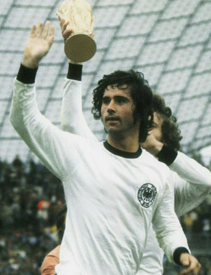 ActuFoot_'s tweet image. Gerd Müller est décédé tôt ce matin à l’âge de 75 ans. 🕊🥀