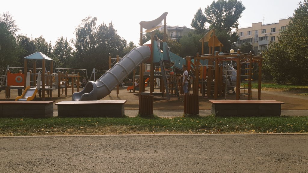 "Сквер им. В.С. Высоцкого" г.Самара, сегодня на прогулке с детьми задумался, в мое детство толком небыло детских площадок. Карусель, металлический барабан и качели, а сейчас каждый парк, сквер и аллеи просто радость для детей!

#Самара #Сквер #дети #мысли #отличныйдень