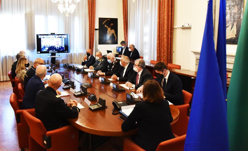 GDF's tweet photo. #Palermo: il #ComandanteGenerale, Gen. C.A. Giuseppe Zafarana, ha partecipato al Comitato Nazionale per l’Ordine e la Sicurezza Pubblica presieduto dal Ministro dell’Interno.
#NoiconVoi https://t.co/FYay0BFgGM
