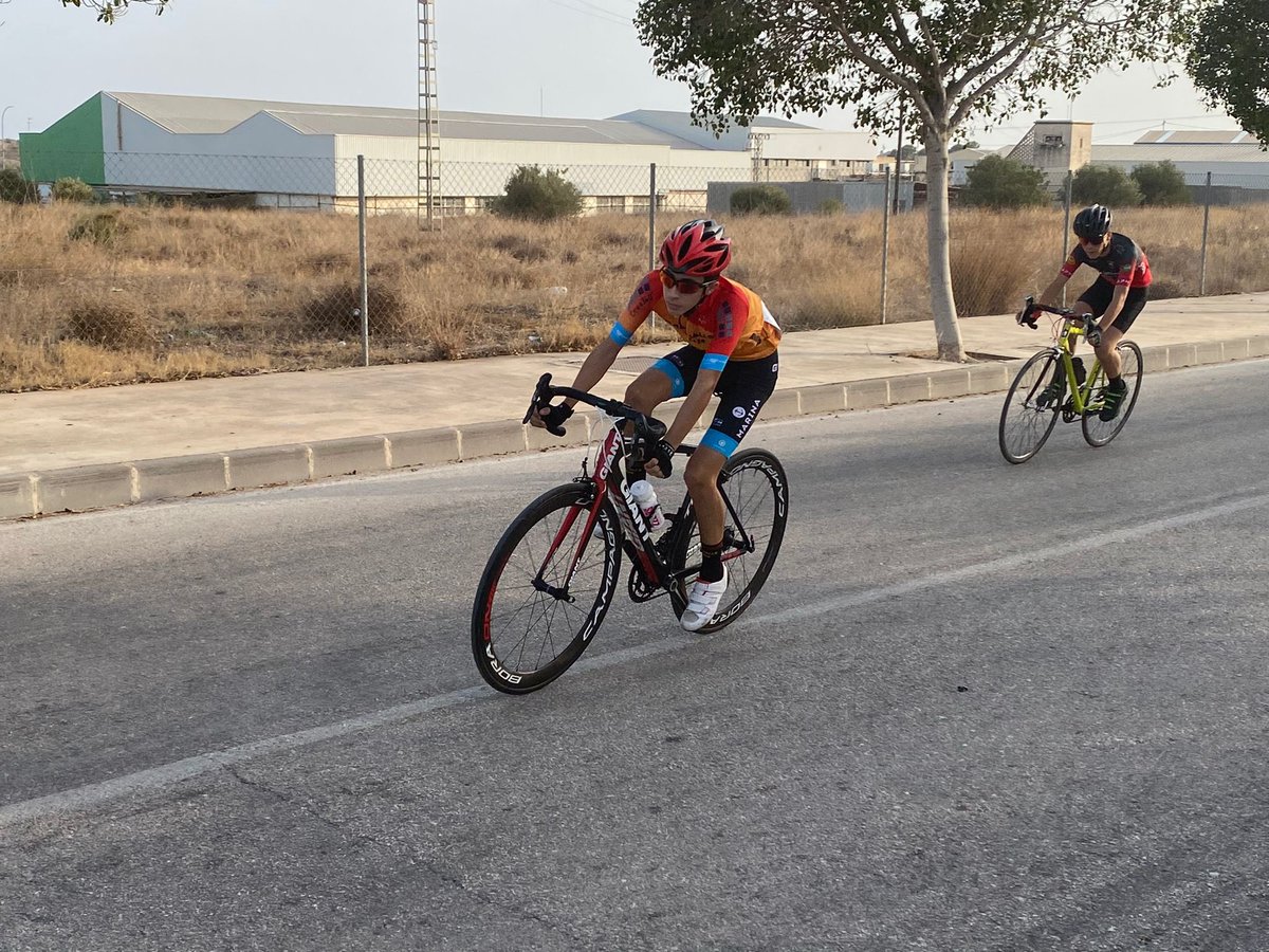 Ayer pudimos disfrutar de una calurosa tarde de carreras en la Vila Joiosa 😎 Nuestros chicos lo pasaron en grande y demostraron que siguen mejorando y aprendiendo carrera a carrera. GRAN TRABAJO CHICOS!! 👏🏻👏🏻
