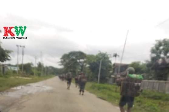 MoeLay09077555's tweet photo. More than 100 military council soldiers were seen marching along Wuyan Village-Wasaung Village Road in #Waingmaw, Kachin State, at around 2pm today.(#Myanmar security forces) #WhatsHappeningInMyanmar #Aug15Coup https://t.co/ts6K4DBP4q