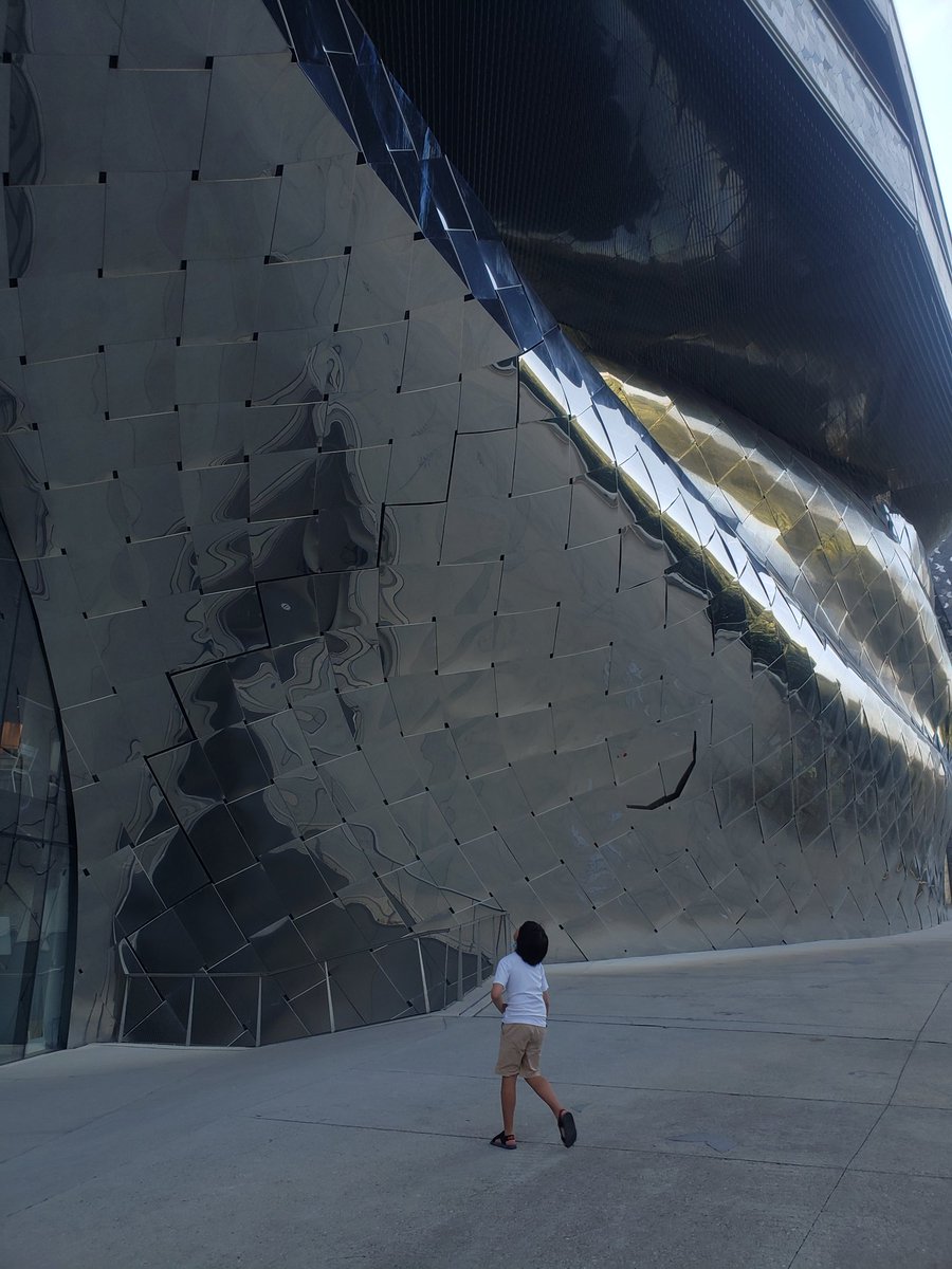 아이랑 여유로운 일요일. 오랜만에 라빌레트. 파리필하모닉 건물.