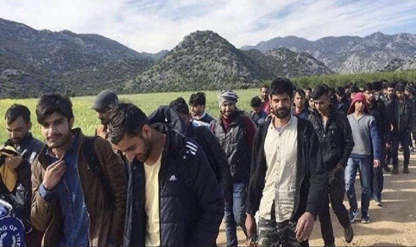 Osmanunsal58's tweet photo. Ailesi ile ülkemize sığınmış kardeşlerimiz hariç, resimde gördükleriniz kesinlikle sığınmacı değildir..

Halâ din kardeşliği güzellemesi yapıp olan bitene sessiz kalanlar, yaklaşan tehlikenin farkında değildir. 

Türkiye iç güvenlik tehlikesi ile karşı karşıyadır..!!! https://t.co/bh7na6W3v0