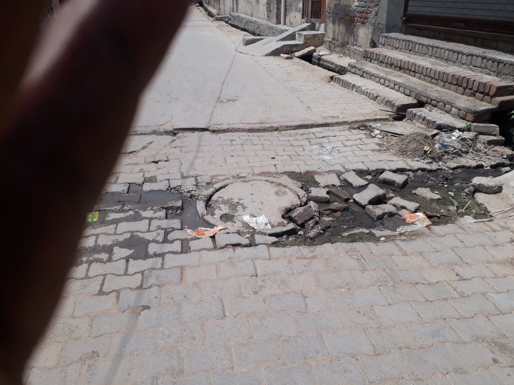 agar_amit's tweet photo. शिकायत संख्या: 394659, शिकायत प्रकार: Sewerage Blocked/Over flow of Manholes. जन स्वास्थ्य अभियांत्रिकी विभाग, Tosham,HR Please take action on it asap. We are struggling with this compaint number but still no response. @anilvijminister @MoHFW_INDIA @DGPHaryana @cmohry @mlkhattar https://t.co/86FcB2Qheq
