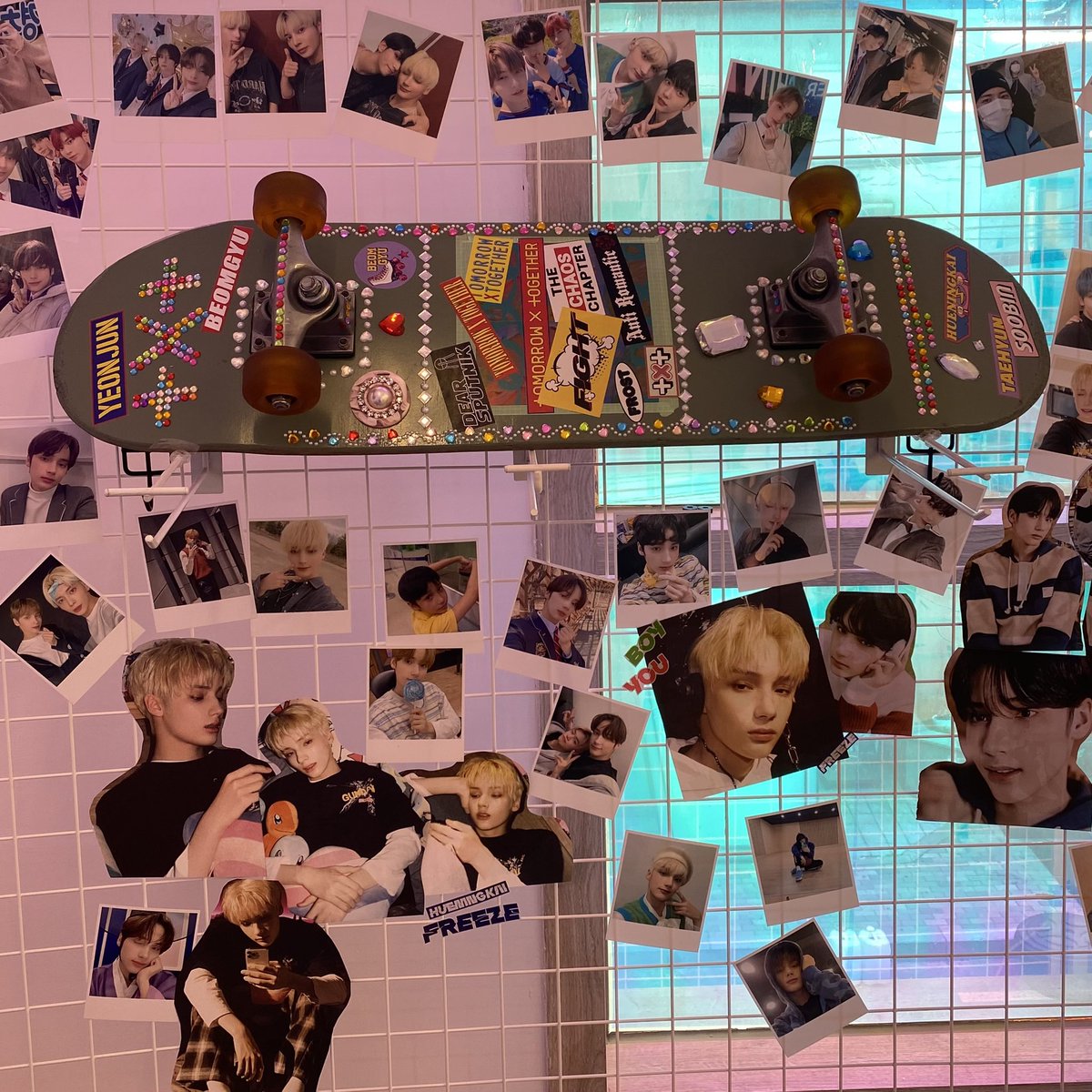 mylastkpopishk's tweet photo. 보드 보고 헉ॱଳ͘ .. . 
휴닝이의 쿨쿨송 보고 흐그극…ㅠㅠ
이젠 꿈처럼 아득하게 느껴지는 ♡닝포토♡존 보고 흐국뚜흐극뚜리…🥺꺼이꺼이..
닝둥이들 포스트잇 보고 결국 앙앙엉엉😭 울음보 터졌어용…
모든 공간이 빈 틈 없이 애정으로 가득했어요
그냥 너무 감사해용..
#begin_NING
#휴닝행복카이 https://t.co/PonjQRHJWE