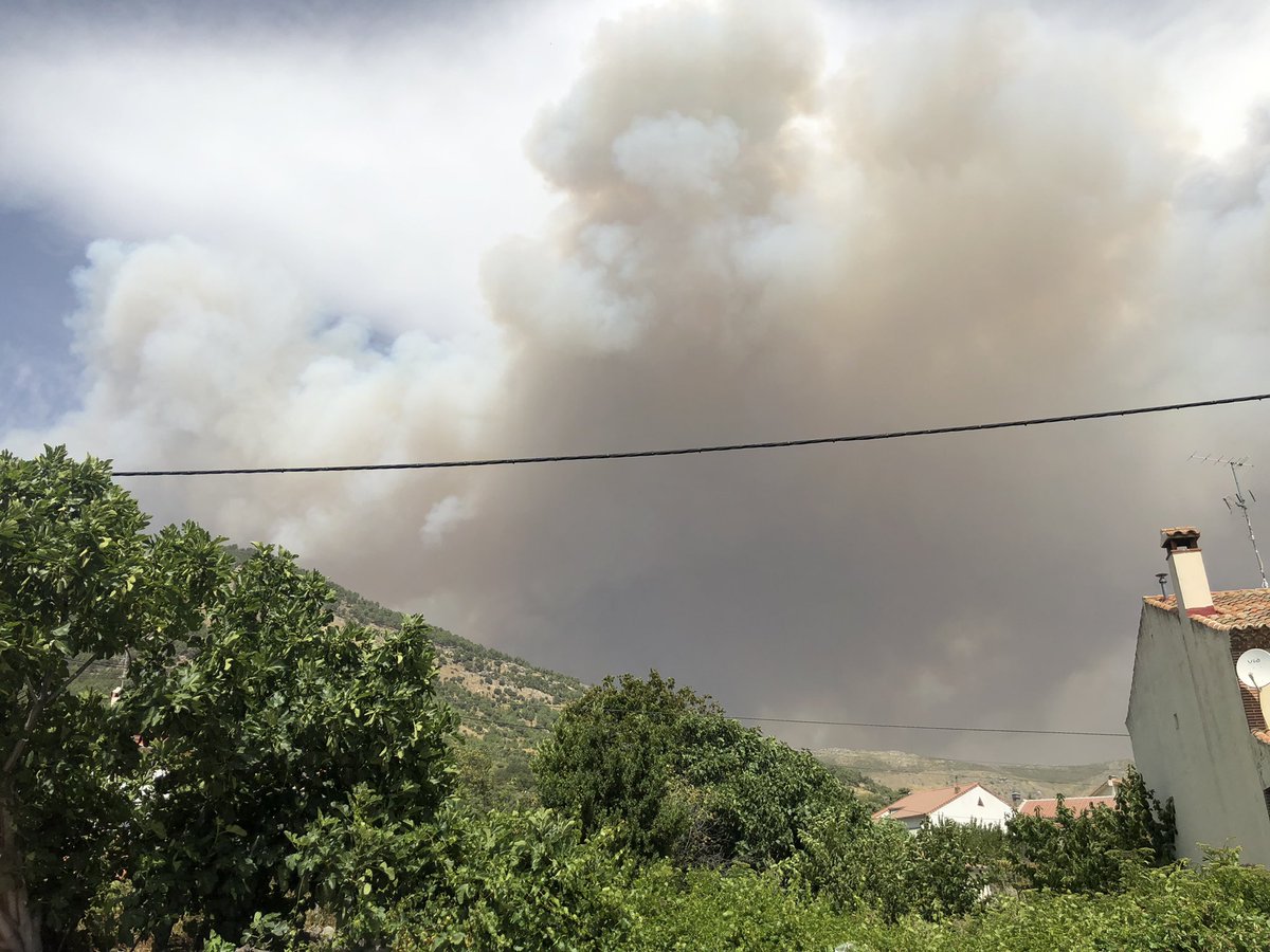 Crisanroman's tweet photo. #IFNavalacruz desde #Navalmoraldelasierra mucho ánimo a todos los medios que están colaborando en la extinción del incendio https://t.co/1t1SjqtBHN