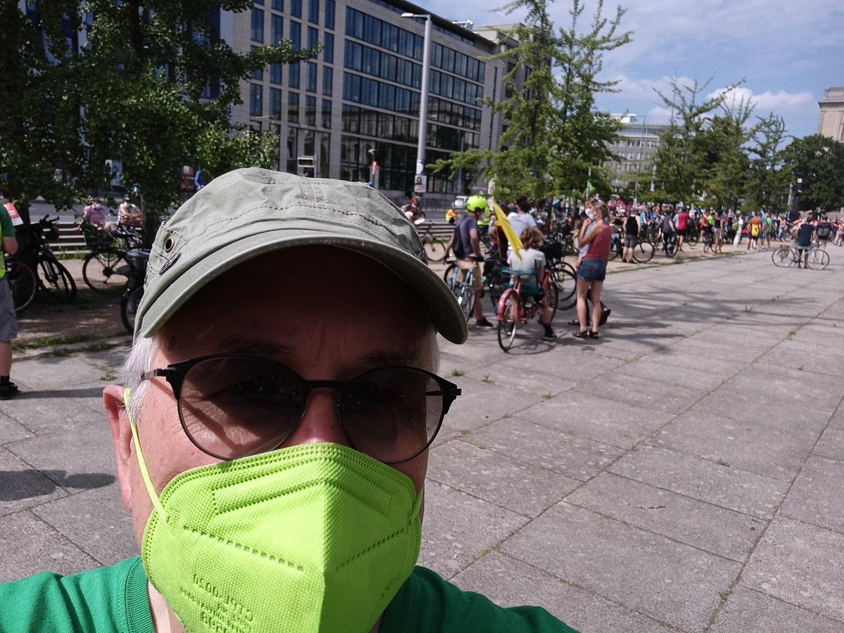 ADFC-Demo "Radwege verbinden Bezirke" vor dem Bundesverkehrsministerium - Neuköllner Grüne sind dabei