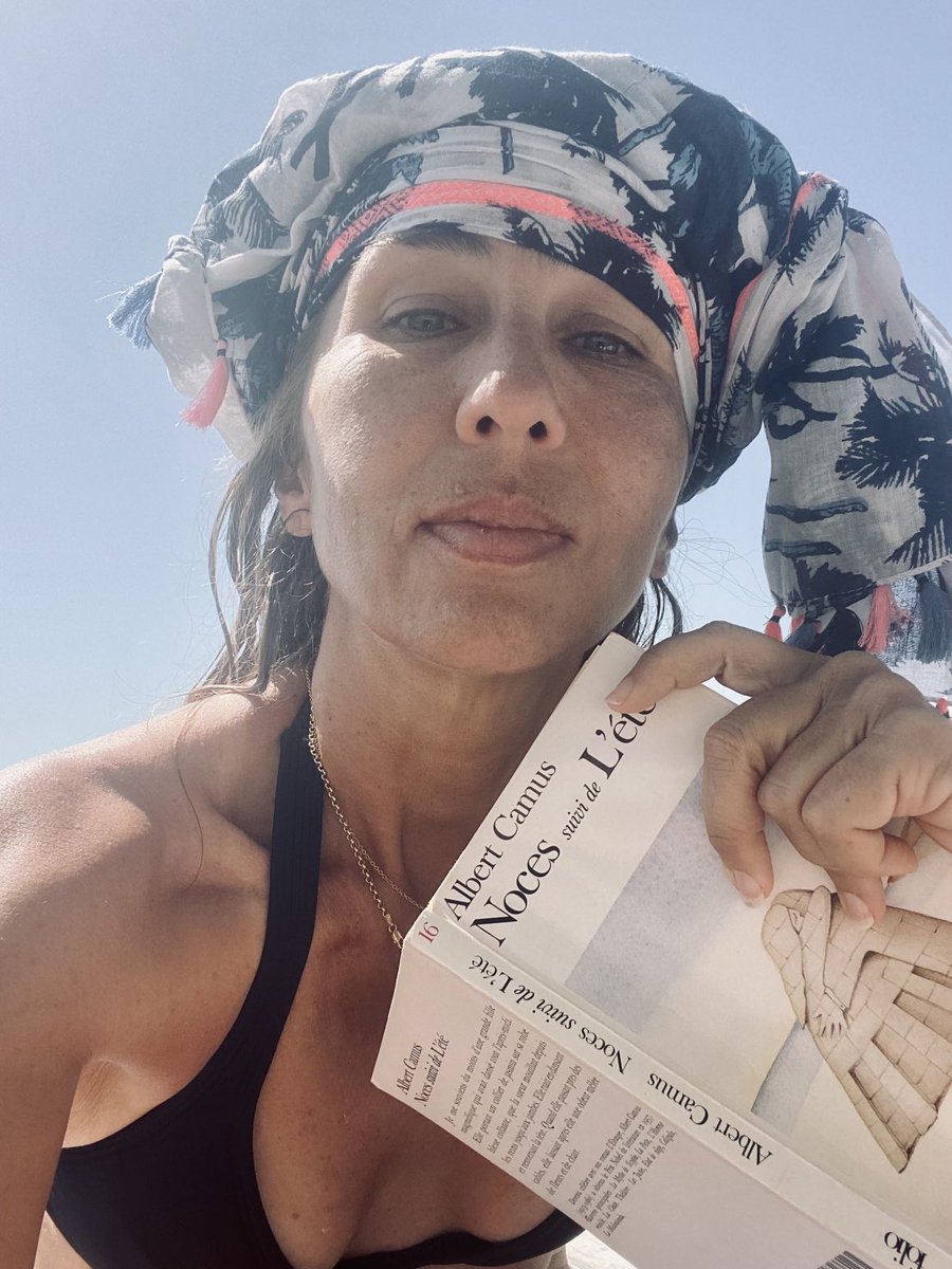 PinkTaxiRunner's tweet photo. Ça va avec la lecture #lelook ⁦@editionsfolio⁩ #été https://t.co/NPdyk9mSxW