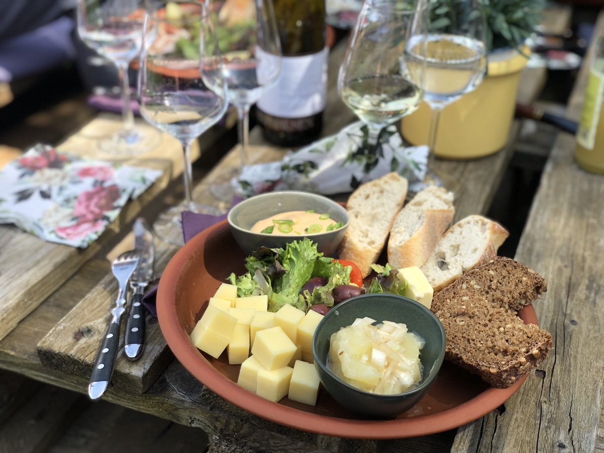Anja Tißen 🇩🇪🇪🇺 (@antiss69) on Twitter photo Liebe Grüße von einem spontanen #Twittertreffen im <a href="/Rheingau_Kult/">Rheingau</a> beim #OldtimerPicknick in #Eltville-Erbach im Weingut #Knyphausen mit <a href="/ABsullak/">Andreas Bsullak</a> <a href="/juertiss/">Jürgen Tißen</a>
<a href="/Stadt_Eltville/">Eltville am Rhein</a>
#Rheingauliebe ❤️🥂
<a href="/Patrick_Kunkel/">Patrick Kunkel 🇪🇺</a> Liebe Grüße von einem spontanen #Twittertreffen im <a href="/Rheingau_Kult/">Rheingau</a> beim #OldtimerPicknick in #Eltville-Erbach im Weingut #Knyphausen mit <a href="/ABsullak/">Andreas Bsullak</a> <a href="/juertiss/">Jürgen Tißen</a>
<a href="/Stadt_Eltville/">Eltville am Rhein</a>
#Rheingauliebe ❤️🥂
<a href="/Patrick_Kunkel/">Patrick Kunkel 🇪🇺</a>