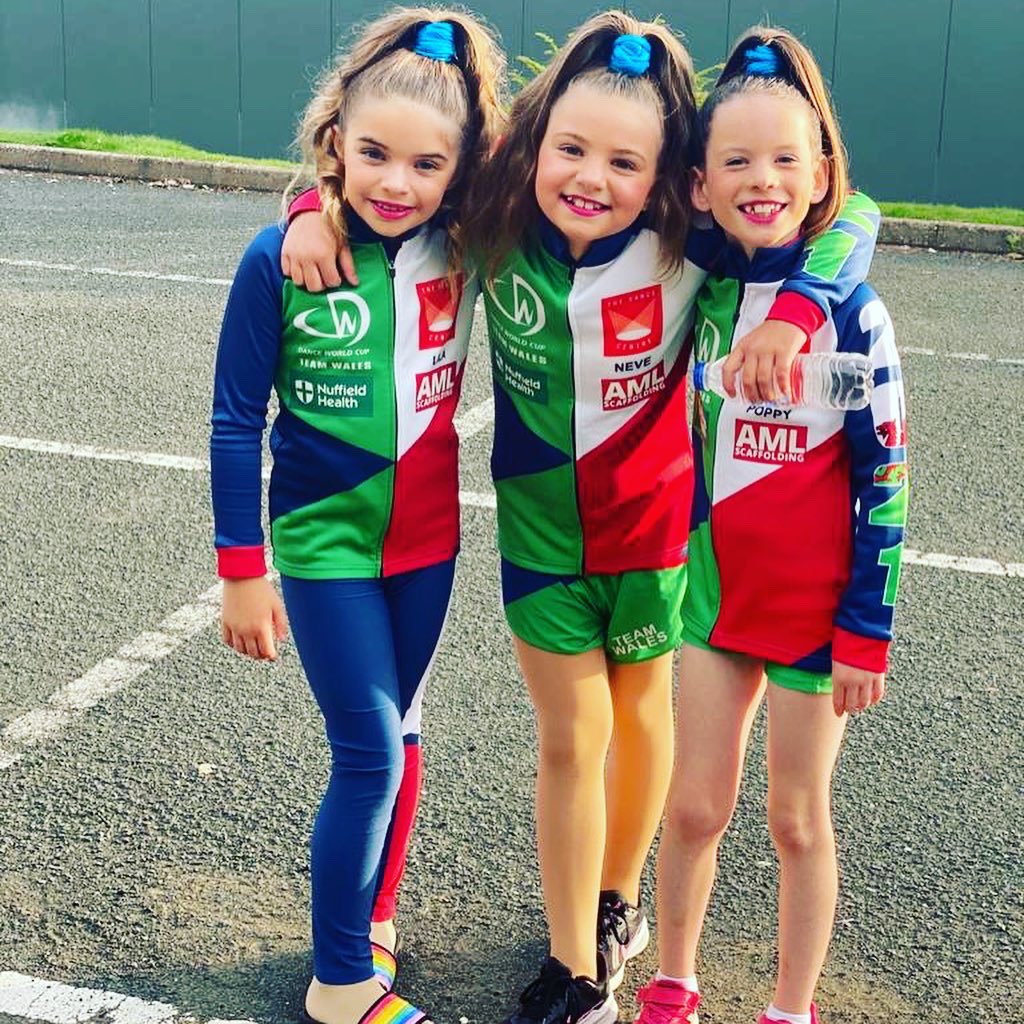 Chessi_b's tweet photo. So proud of our girls representing Team Wales at the Dance World Cup 🏴󠁧󠁢󠁷󠁬󠁳󠁿🏴󠁧󠁢󠁷󠁬󠁳󠁿🏴󠁧󠁢󠁷󠁬󠁳󠁿 #NeveEvans @SJLCARDIFF https://t.co/kee19e8WdM
