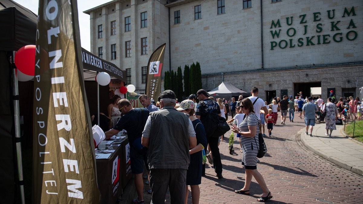 Dziękujemy, że byliście z nami podczas centralnych uroczystości #ŚwiętoWP przed Grobem Nieznanego Żołnierza. Pamiętajcie, że dziś do godz. 20.00 czekamy na Was na pikniku na pl. Marszałka J. Piłsudskiego. #ŚwiętoWP. Żołnierze czekają na Was też przed <a href="/MuzeumWP/">MuzeumWP</a> i <a href="/PGENarodowy/">PGE Narodowy</a>