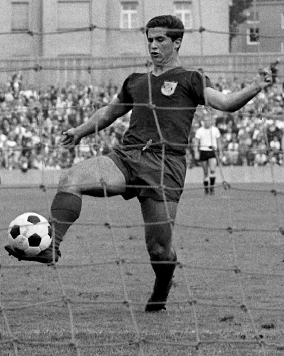 FCBayern's tweet photo. Gerd Müller zählte zu den wichtigsten Spielern in der Geschichte des FC Bayern. 

Die Bilder einer unvergleichlichen Karriere: https://t.co/KuyMLncMZx https://t.co/F9Kg4Ug28E