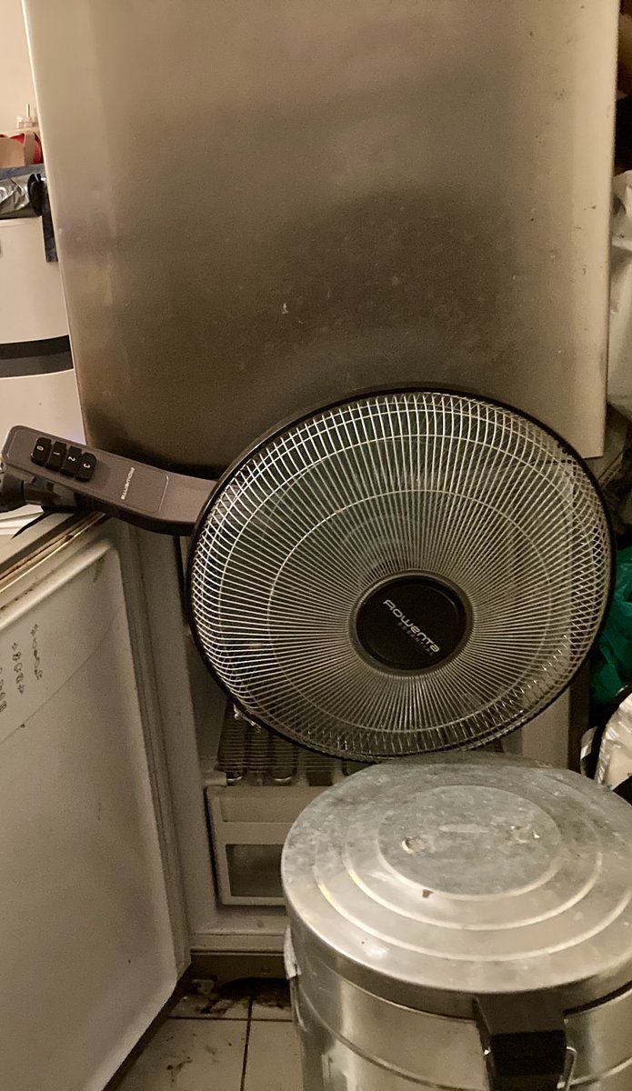 Zounaille's tweet photo. @franceinfo Mon îlot de fraicheur parisien : ventilateur + congélateur qui avait besoin d'un dégivrage... Résultat : 38 sur mon balcon plein sud, et 25 à l'intérieur au lieu des 29 degrés habituels ! https://t.co/BE1vmR50cF