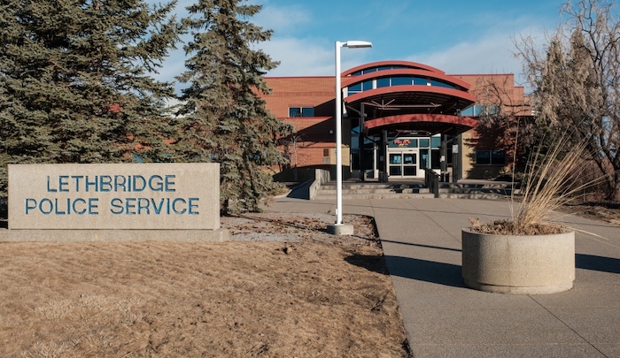 jihadwatchRS's tweet photo. Canada: 10 Muslims charged for sexual assault, child luring, and trafficking of 15-year-old girl https://t.co/9plzF0FcKg https://t.co/Kel08bJZpO