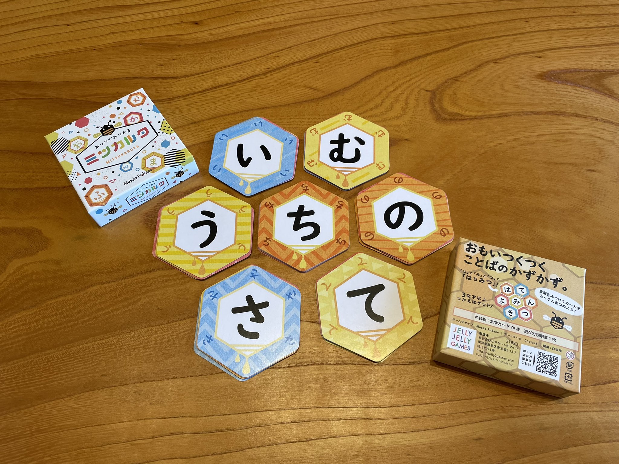 あなたは人狼です ボードゲームカフェ まず1文字が書かれているカードで7つの山を作ります この7つの文字のうち 3文字 以上使って言葉をみつけます みつけることができたら そのカードを獲得します カードにない文字をつかってもかまいませんが
