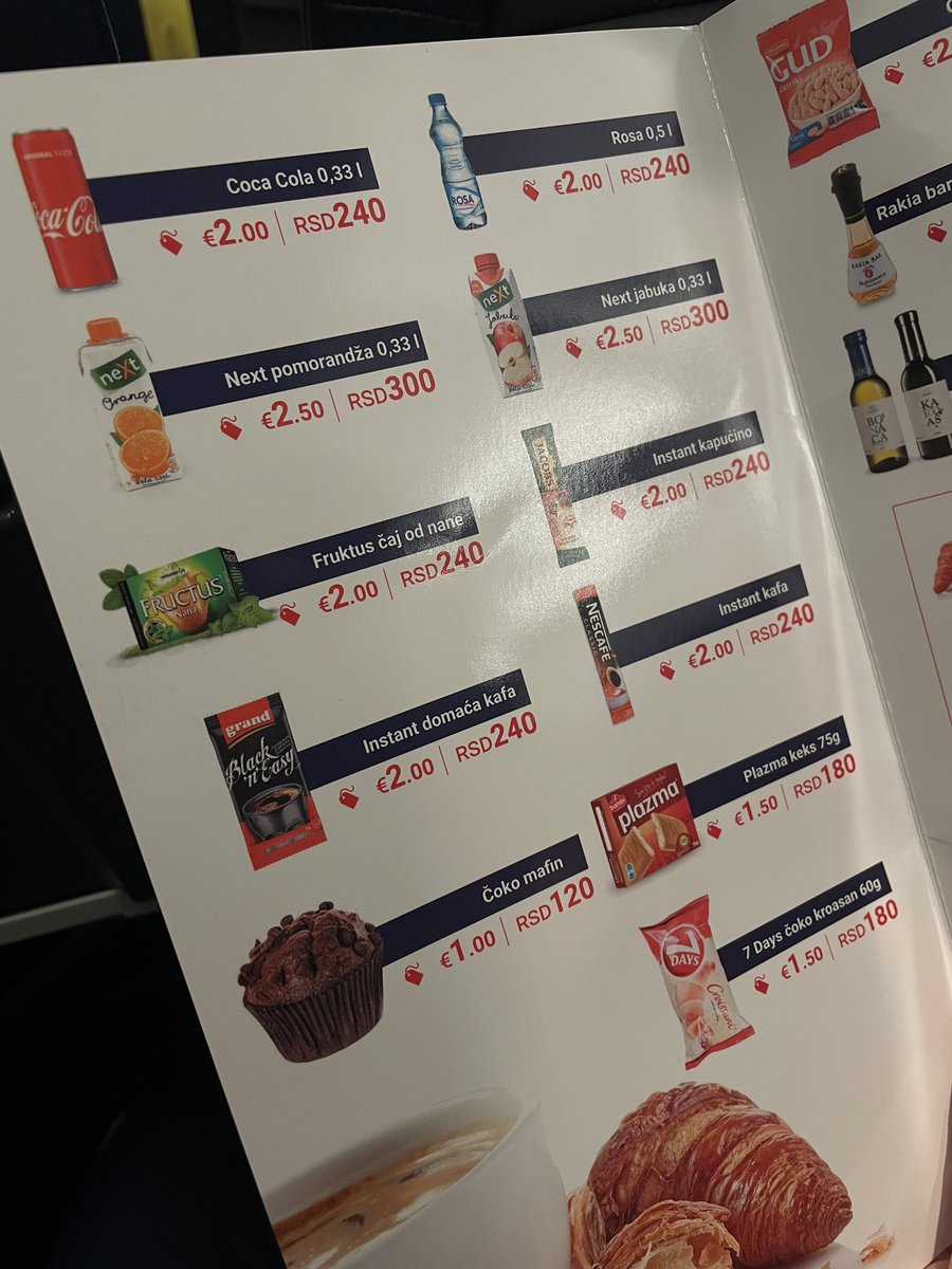 djumbircica's tweet photo. Obično su obroci u avionu jako skromni da budem iskrena jadni i bedni i to je ocekivano ali air serbia osvaja sve https://t.co/8OAseJtP7G
