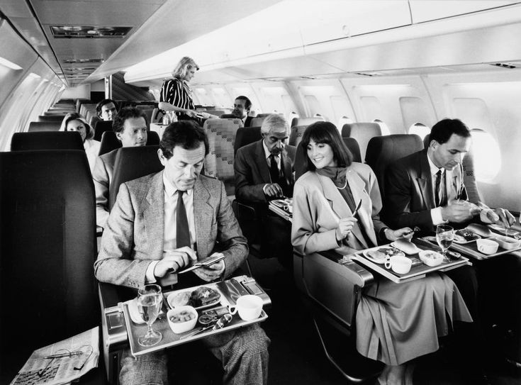 Самолет пожилые люди. Ту-104 пассажирский самолёт салон. Салон самолета Америка 1960. Самолеты 60-х годов пассажирские. Пассажирские самолеты 50-х годов.