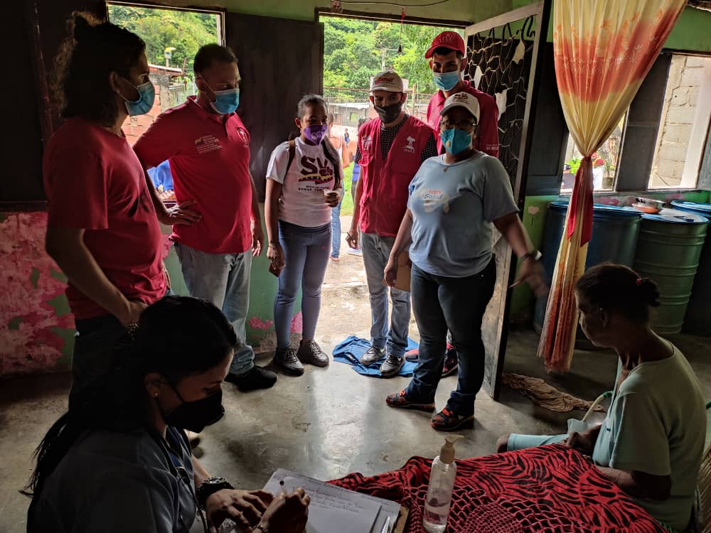 El equipo multidisciplinario del #INASS, realizó abordaje social casa a casa en la comunidad la Arenaza de Santa Lucia estado Miranda, llevando atención integral a los adultos y adultas mayores de la Patria. #LaFamiliaQueProtege #CuidarseEsLaClave <a href="/NicolasMaduro/">Nicolás Maduro</a> <a href="/Maga_Vina/">Magally Viña</a>