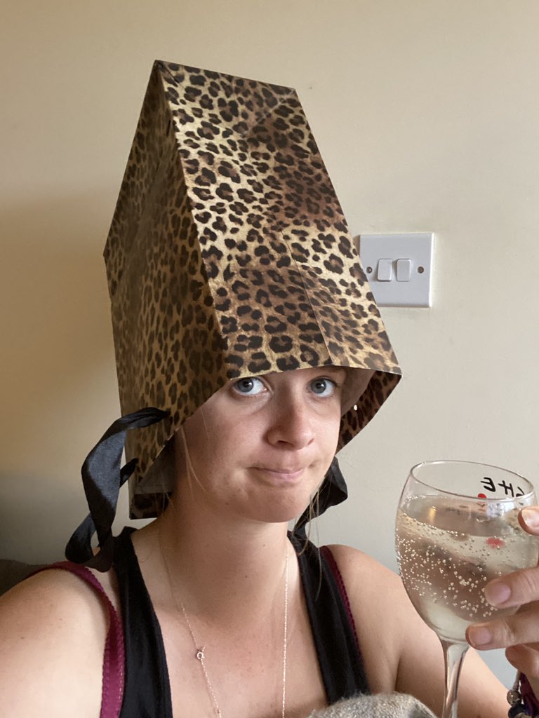 kellysgriffiths's tweet image. Classic @ThePantaloons magic last night! A one night only (hopefully) zoom performance of their outdoor show, aptly renamed “Pinged in the Willows”. Awesome performances all round by @al3xr1vers @emilybeachuk and @TimPhelps_ 👏👏👏👏 tackling covid crap in style. #theatremagic