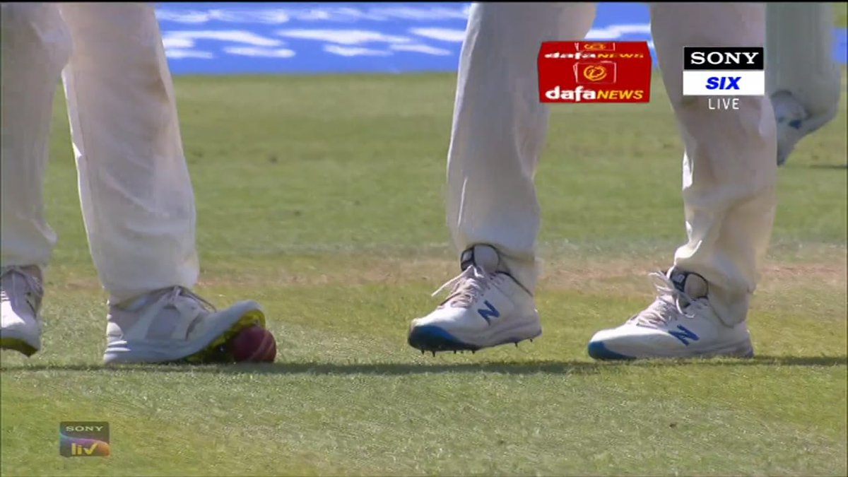 GuriChaudhary77's tweet photo. Ball Tampering 👀 
#INDvENG #IndvsEng #ENGvIND #ENGvsIND #BallTempering #IndiaAt75 https://t.co/xXhXs8Bre8
