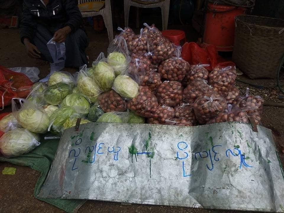 NayNweLin3's tweet photo. In front of the park in Theinni Tsp, Northern Shan State, people donated basic food items to the people under the "Take if you want. Donate if you have extra".
#AcceptNUG_RejectMilitary
#Aug15Coup 
#WhatsHappeningInMyanmar https://t.co/Knqsr9Fije