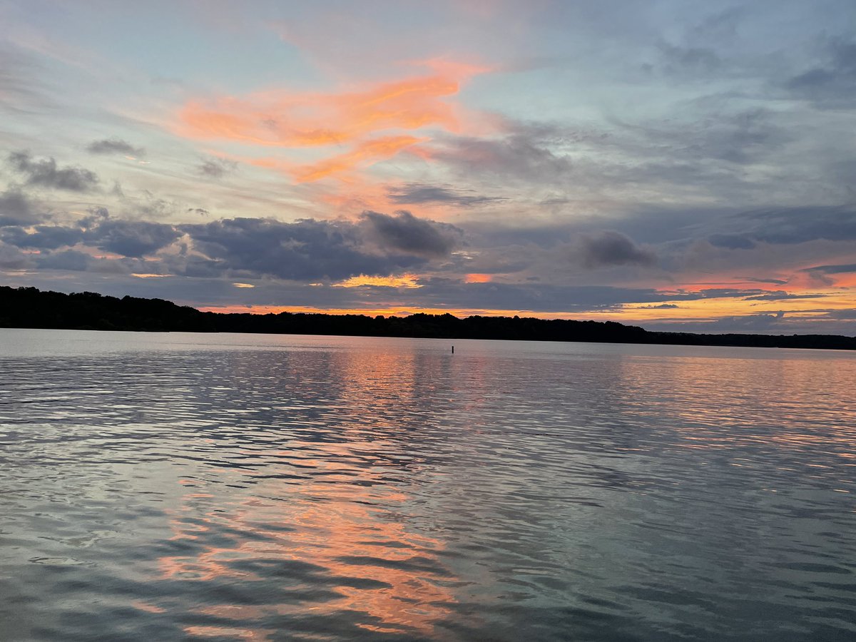 HiHeatherGarcia's tweet photo. Another beautiful evening on the lake. It doesn’t get much better than this. #sunsetlover https://t.co/qSJ4EVEP0d