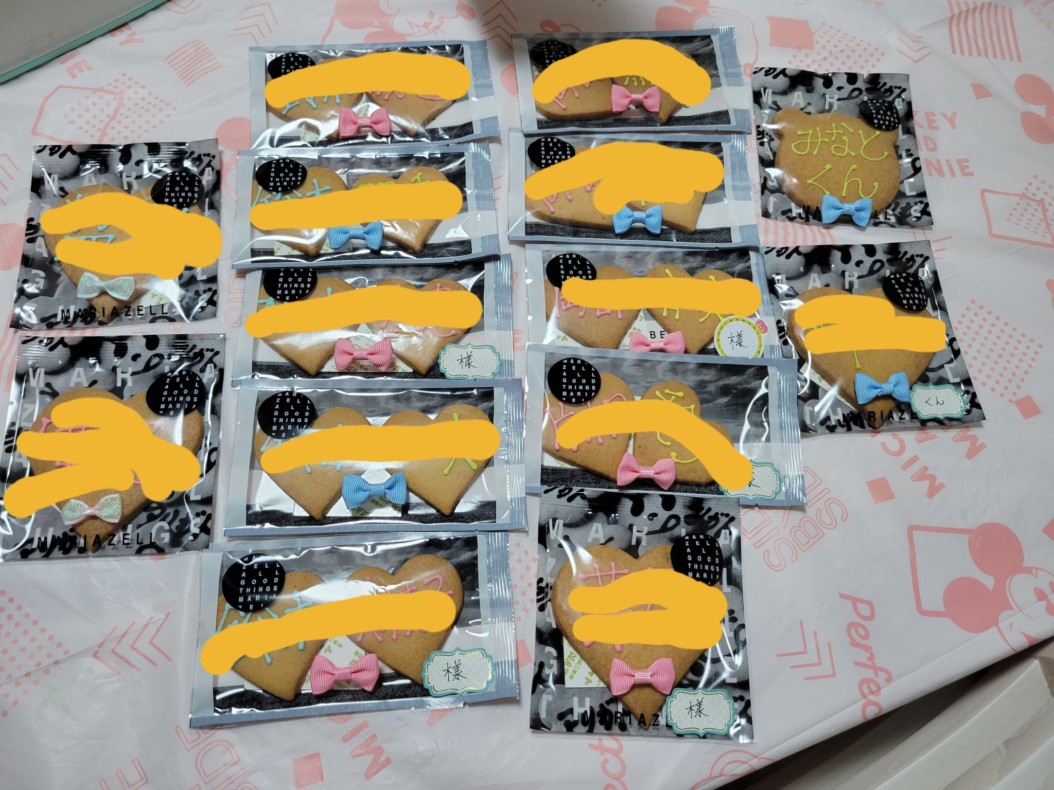 ピロリーヌ 結婚式の席札をお菓子屋さんでアイシングクッキーを注文しました ゲストのみんなが喜んでくれてお土産に持って帰ってくれました リボンはダイソーのを両面テープで飾っただけ 文字は隠しててごめんなさい 結婚式 席札 アイシング クッキー