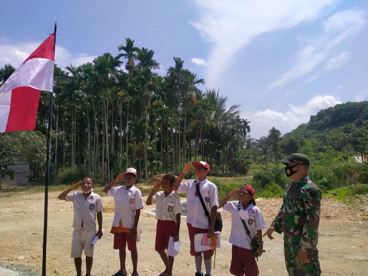 iwan_sonny's tweet photo. Anak-anak di Puncak Jaya, di Intan Jaya, 
Manokwari, Keerom, bersuka cita dan 
bersemangat mengibarkan bendera Merah Putih. 
Tanda mereka mencintai Indonesia.
#MerahPutihPapua https://t.co/N4OYj21I5j