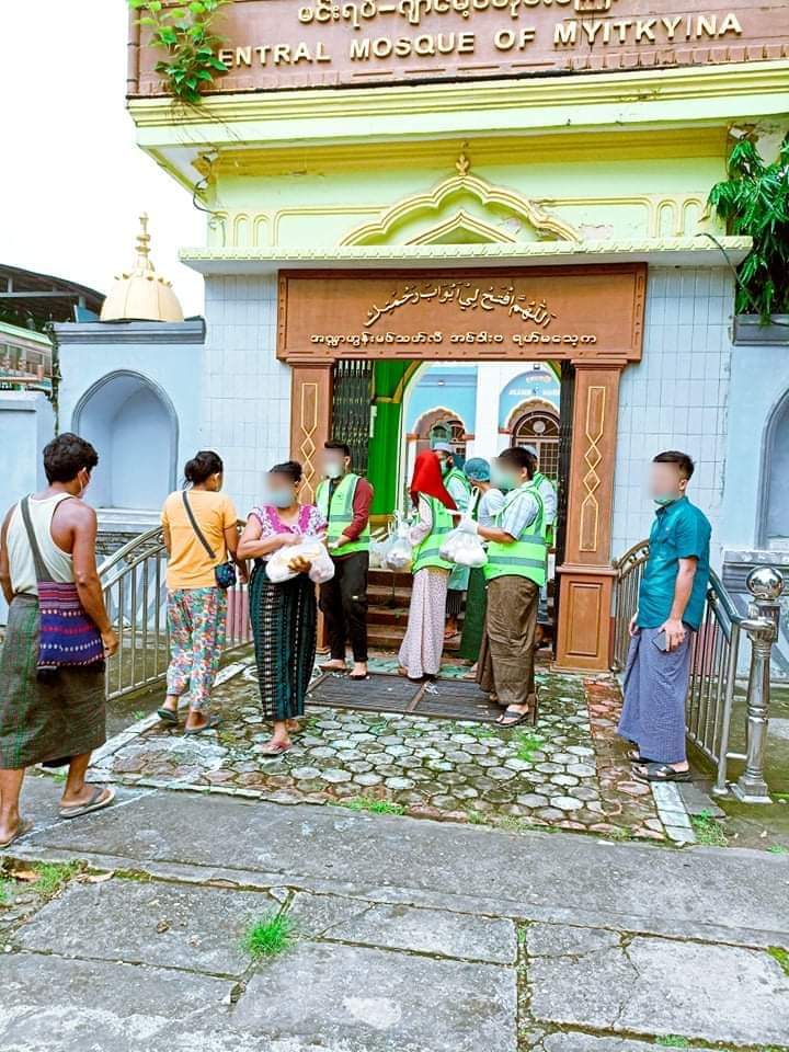 m_krl1's tweet photo. Regardless of races and religions, Jamae Mosque’s Team donated freely rice and other foods which was funded from Multi Regious Donators at MinYat Ward,#Myitkyina Tsp on Aug15 morning.They will also donate tomorrow to those who didn't get today.
#Aug15Coup #WhatsHappeningInMyanmar https://t.co/2JfFCHevQF