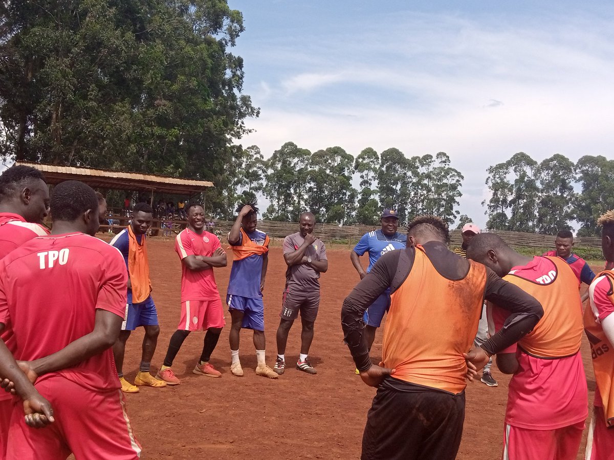 RACING_TPO's tweet photo. L'entraînement de ce dimanche ! ⚽️
🆙📸👊
La préparation continue avant #RACFAP
🔴⚪
#TPOPAMANYANGA #WEARETPO https://t.co/vnV2o7zzR8