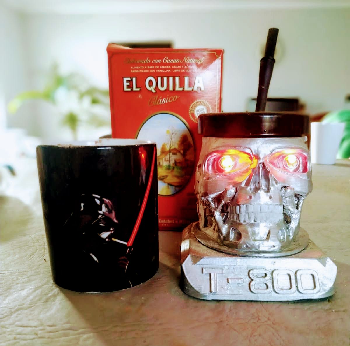 Desayuno <a href="/CacaoElQuilla/">Cacao El Quilla</a> en mi taza de #DarthVader. Luego mates en mi mate de #Terminator. Creo que estoy en condiciones de seguir recibiendo saludos en este día. 
#diadelnino