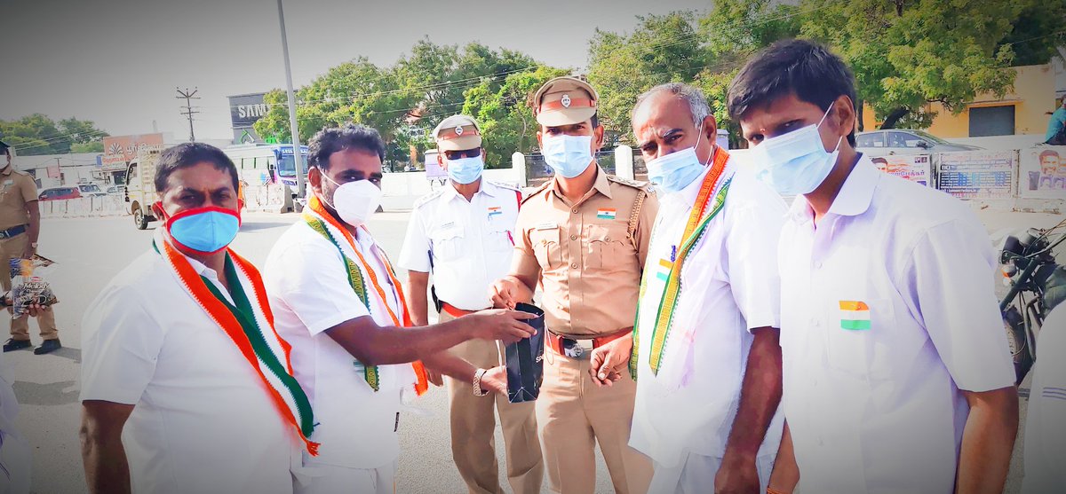 kavinmaniraj's tweet photo. Independence day Celebration in #Palladam #IndependenceDay #INC #Congress as a follower @vasanthakumarH @iamvijayvasanth @RahulGandhi @priyankagandhi @SoniaGandhiIND @ManmohanSinghPM @ruby_manoharan @gopi_congress https://t.co/wir6aKAE0T