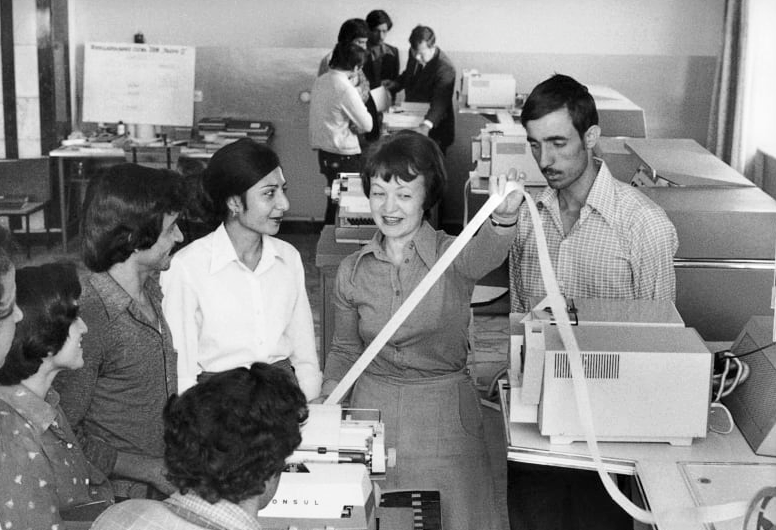 Advaidism's tweet image. 40 years ago in Afghanistan.

Afghan students studying computing technology listen to a female Soviet teacher (center) in the Computing Center of the Polytechnical Institute in Kabul in 1981.