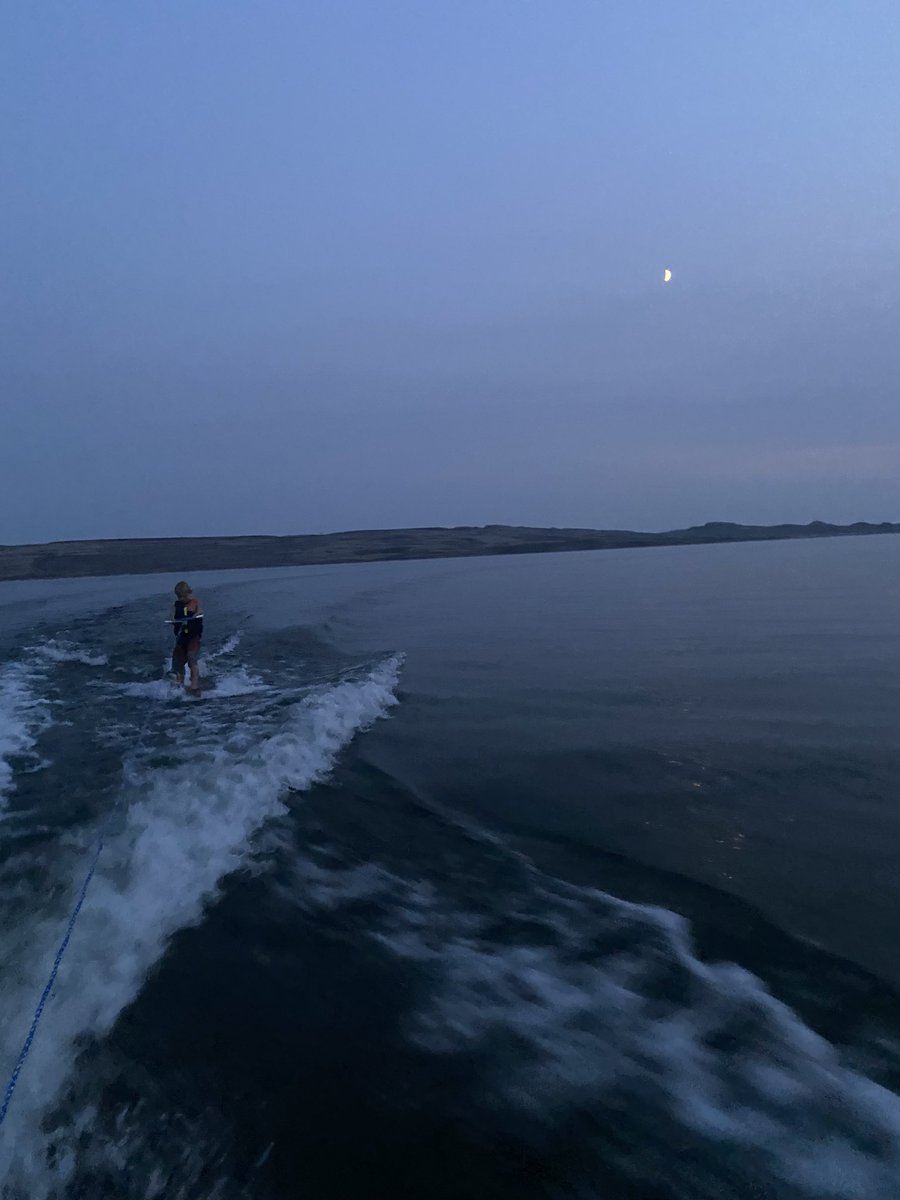 ASmith_Ag's tweet image. Awesome night after combining some sub par crops. You Just can’t quit at night when ⁦@LakeDief⁩ looks like this. ⁦@AlliDaine⁩