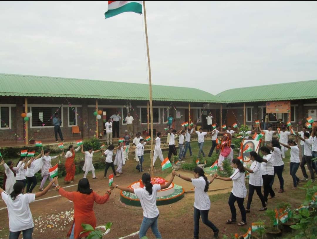 gayatridhume's tweet photo. 1st Independence Day celebration in @SriSriU - Year 2012- First batch of MBA students! 
Memories that brings smile!

#nostalgia 
#throwbackmemories
#IndependenceDay https://t.co/oLUuO9IxOv