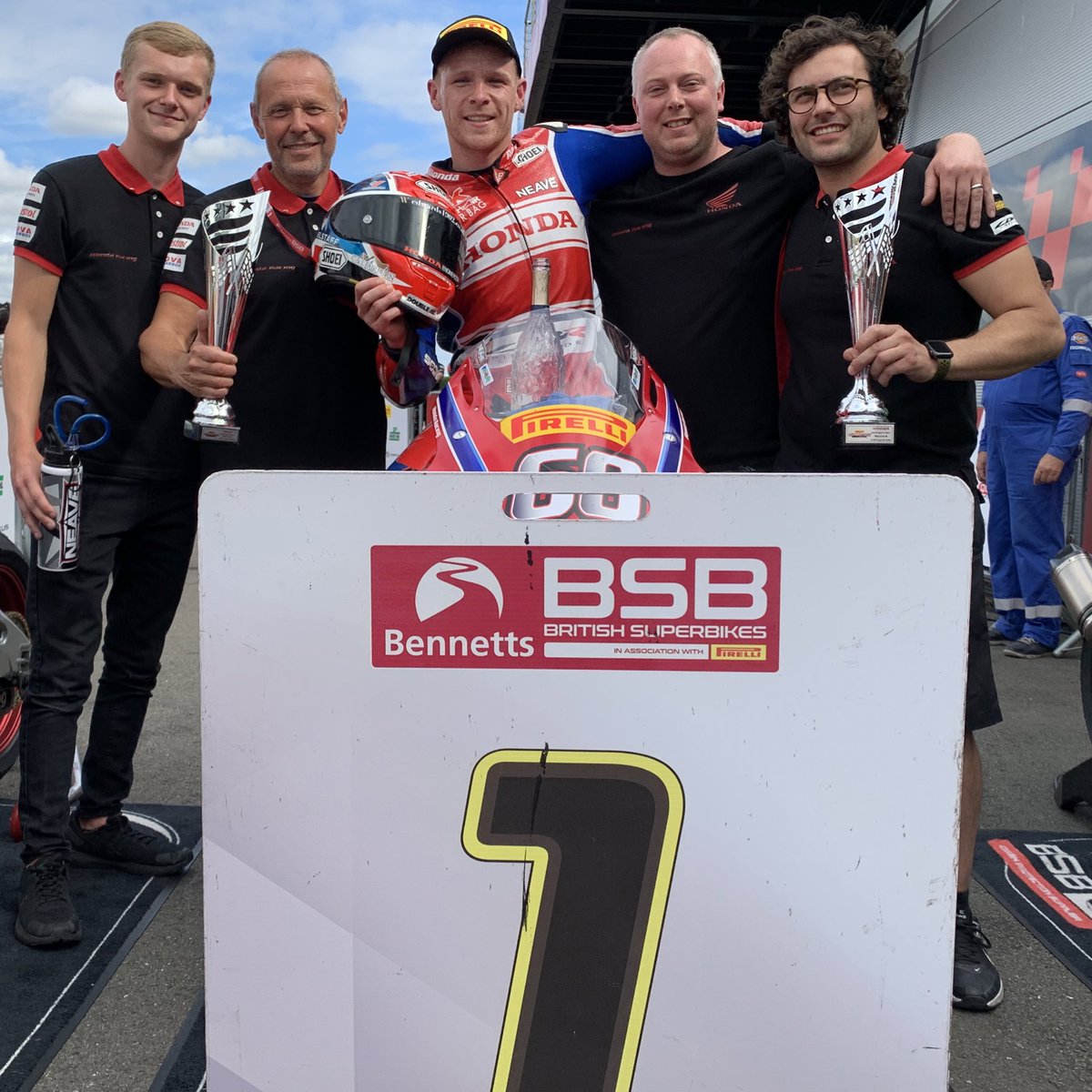 HondaRacingUK's tweet photo. WINNERS!🥇🏆

Well done @TomNeave68 👏🏻 

#HondaRacing #Fireblade #DoningtonBSB https://t.co/xpMcIt1PZ5