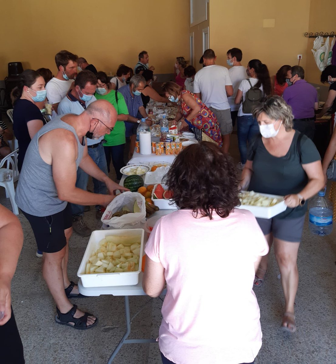 COPEAvila's tweet photo. Los vecinos de Niharra alimentan a los habitantes de los pueblos más afectados por el incendio como Solosancho o Mironcillo

👏👏👏 Han sacado comida de sus casas para ofrecérsela a quien la necesita en un dia tan duro cómo el de hoy👏👏👏 https://t.co/g58DbueVgD
