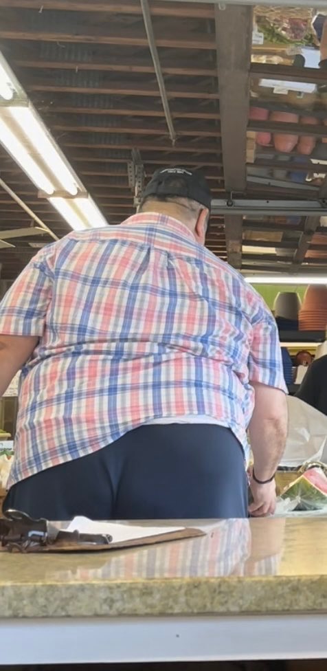 jccam23's tweet photo. Big cute daddy shopping https://t.co/vmPKyq8Z67