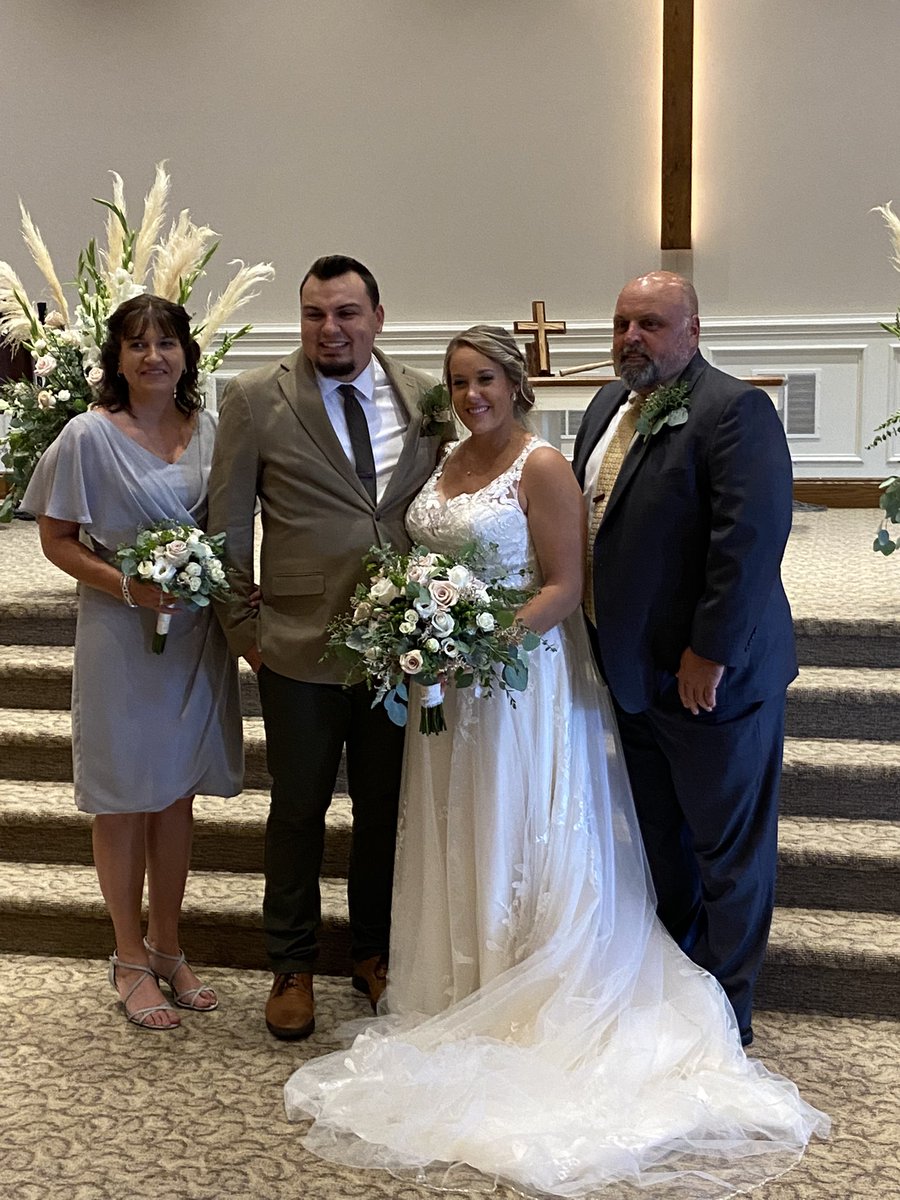 cebaker_mgc's tweet photo. It’s official…the last one has left the nest! Happy wedding, Jeff and Rae! Love you! https://t.co/gDlYeYZAXx