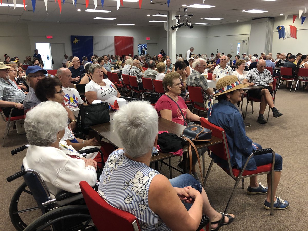 FVigneault_RC's tweet photo. Plusieurs personnes assistent au dîner communautaire du Village historique acadien, dans la Péninsule acadienne, pour célébrer le 15 août. #icinb https://t.co/GqVMT4N9ak