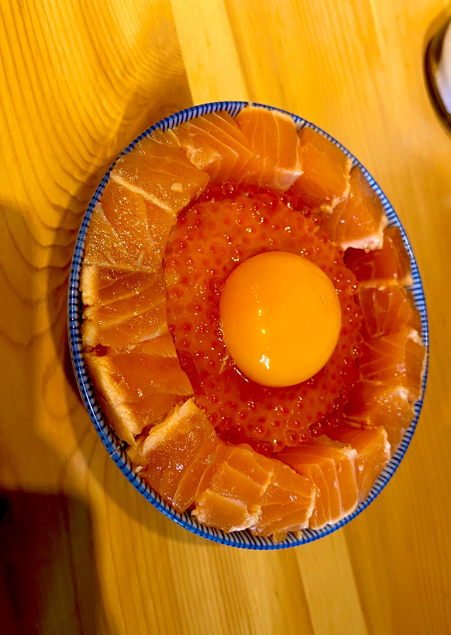 紅珠 10 16 西2 マ43a Ikebukurosalmon 池袋にサーモンパンチできたの知って行ってきました サーモンいくら丼とサーモンの唐揚げ サーモン丼は味がついてて醤油いらなかった D うまかった 唐揚げは味付けが濃いけど大根おろしと一緒に