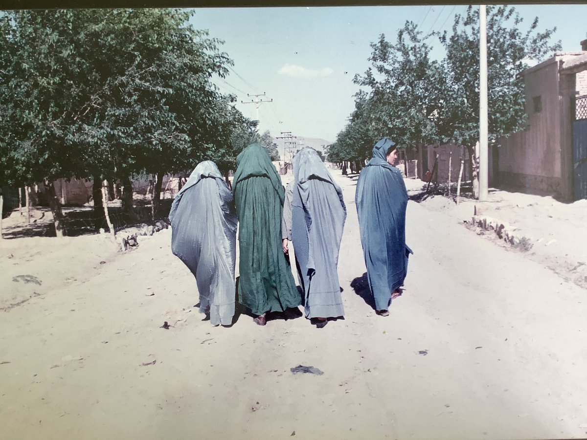 Kaboul, 1999. Sous les Talibans, j’ai dû porter la burka (2è depuis la gauche) pour rendre visite à mon grand-père. 22 ans plus tard, les femmes afghanes sont à nouveau des fantômes, à qui même les soins sont interdits. Colère et tristesse.