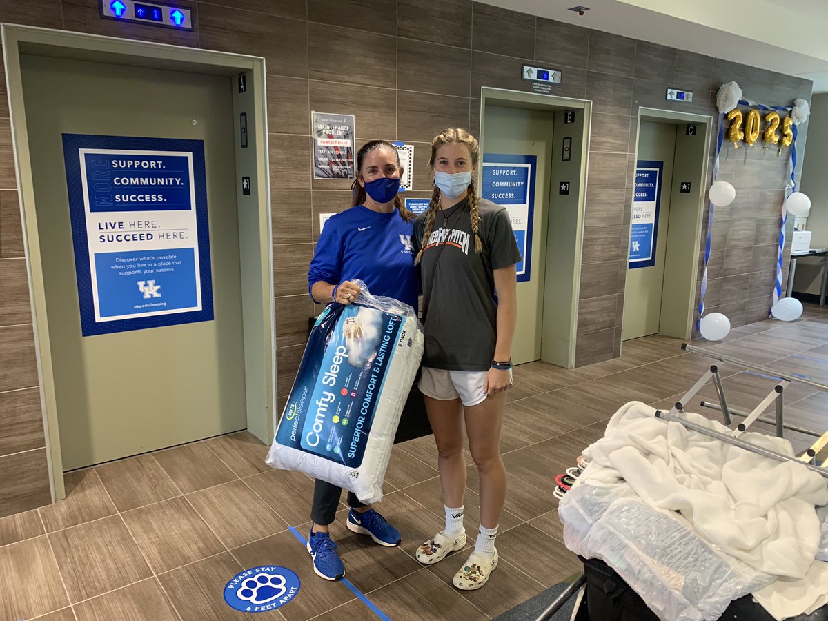 UKsoftball's tweet photo. 😺@halpal00
➡️➡️➡️
📍Lexington
#BigBlueMoveIn https://t.co/4ICmWQktYb
