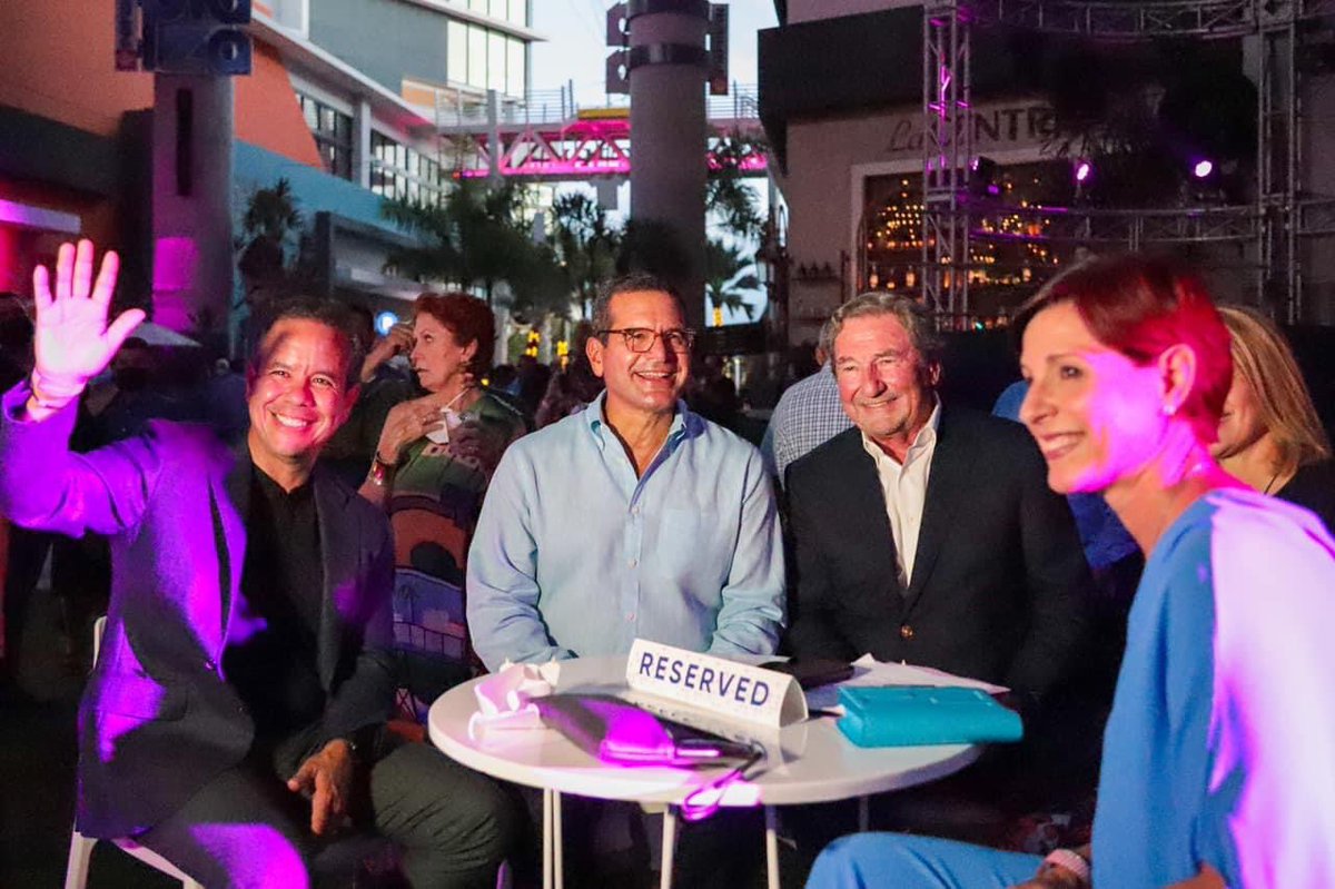 danaleduc7's tweet photo. @GovPierluisi @distritotmobile @prdircda @GovPierluisi le dieron la multa por no llevar mask? No veo comida en la mesa y ni distancia hay, no hay excusa pero para molestarse y obligar al pueblo es #1, doble moral? Como se llama eso? Que bueno que la pasaron bien. 🙄 https://t.co/npflu8jbfs