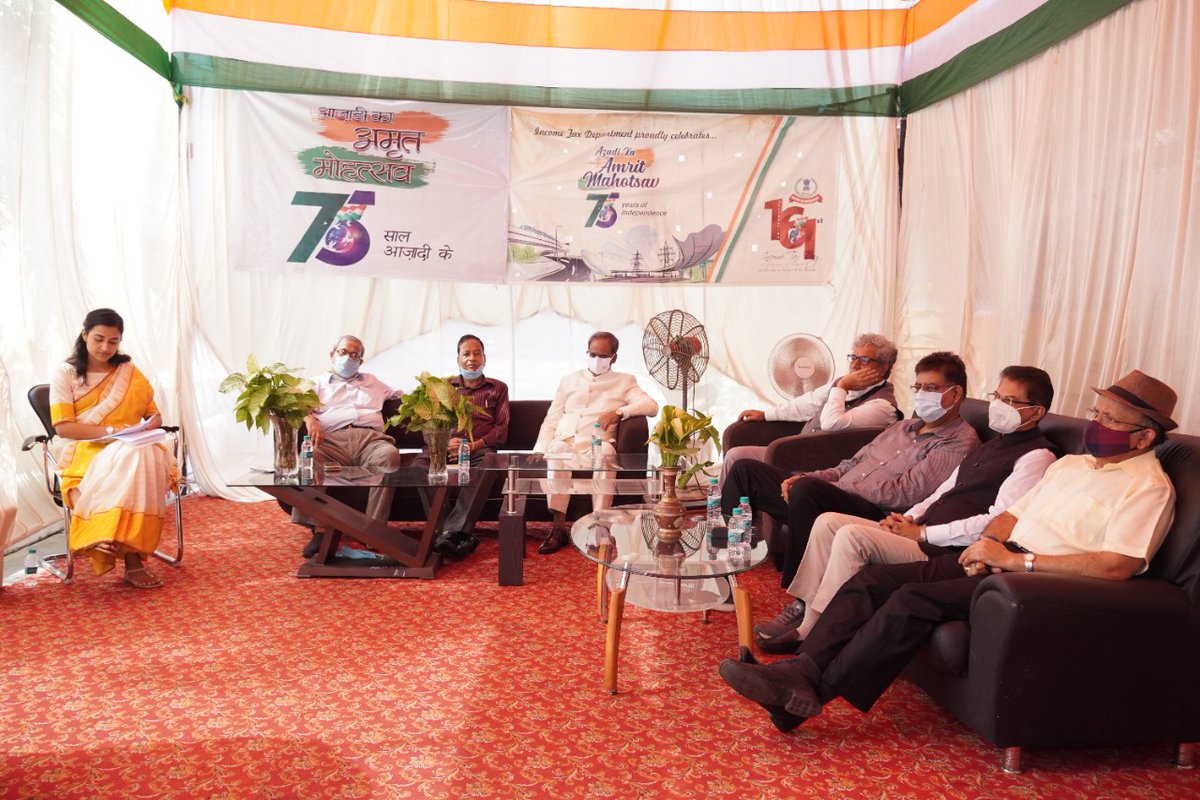 IncomeTaxUPeast's tweet image. Sh. Ashish Verma, IRS, Pr. Chief Commissioner of Income Tax UP East, hoisted National Flag at the Aaykar Bhawan, Lucknow. Retired senior IRS officers were also invited along with  the Aaykar Parivar to celebrate Azadi ka Amrit Mahotsav 
@incometaxindia
#azadikaamritmohatsav