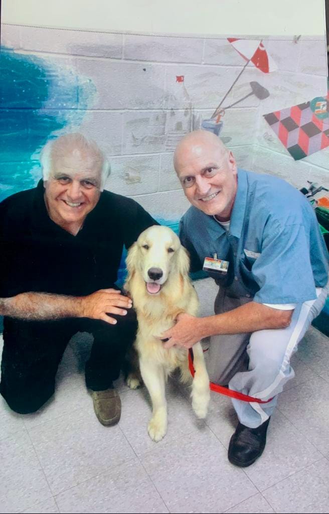 forti_chico's tweet image. Scatto del #15agosto
Foto di oggi di #ChicoForti con il suo instancabile amico Roberto e con Cajun:  bellissimo Golden Retriever di 10 mesi che non lo lascia solo un minuto e contribuisce a fargli mantenere il sorriso, nonostante questa lunga attesa!
#rimpatrioxchico
#Ferragosto