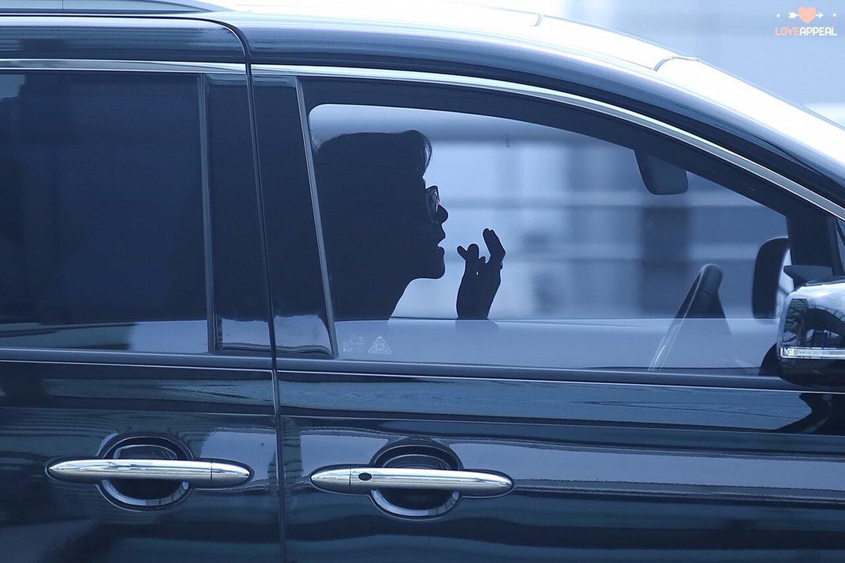 140816 
헐 오늘이 이날이래 ..♡ 
전설의 립밤 바르는 백현이 진짜 개이뿌다 ㅠ