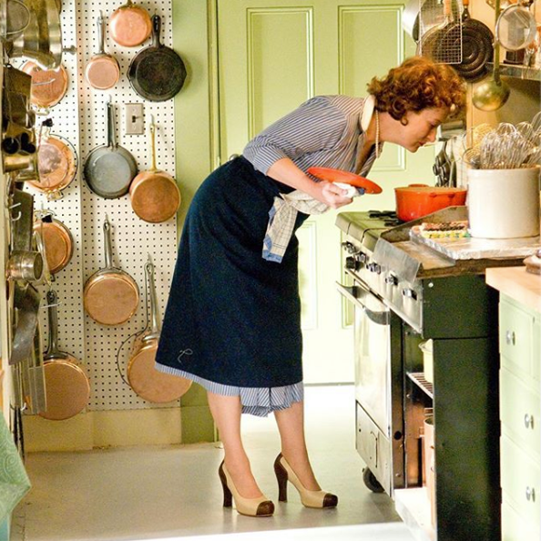 lecreuset's tweet photo. Happy birthday, Julia Child! This culinary icon taught an entire generation to cook, and she would have turned 109 years old today. Swipe 👉 to see a recreation of her famous kitchen in #JulieAndJulia, too!

📸: "The French Chef with Julia Child" and "Julie &amp; Julia" the movie https://t.co/5laZHxF5F5